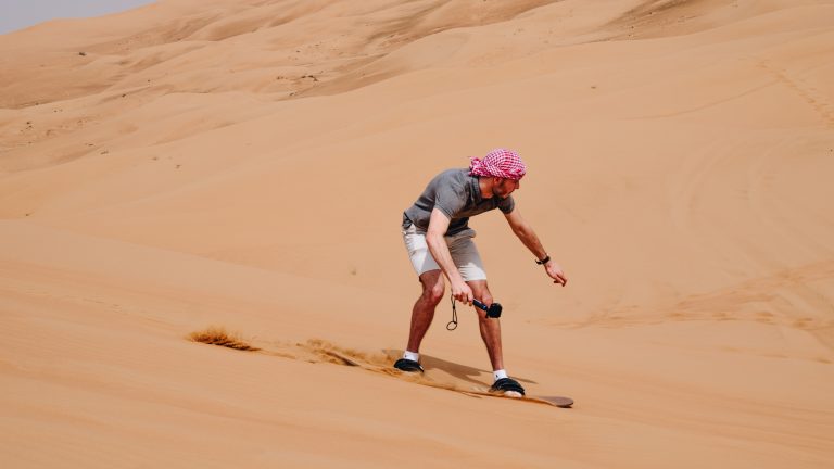 Sandboard dans le désert de Dubai