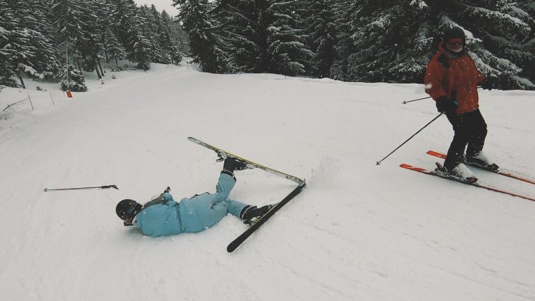 Elisa qui chute au ski
