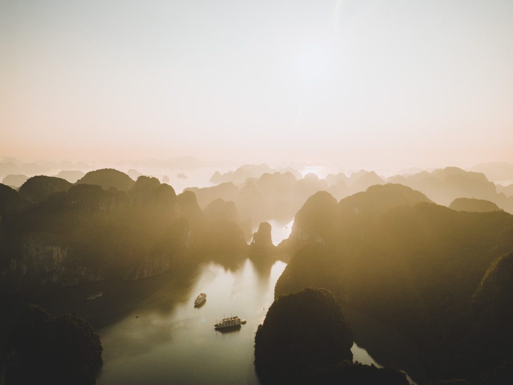 coucher de soleil sur les montagnes karstiques de la baie d'halong au vietnam