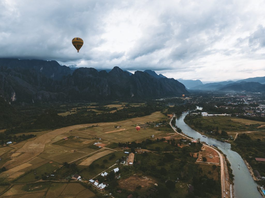 vue en drone de vang vieng et d'une montgolfiere