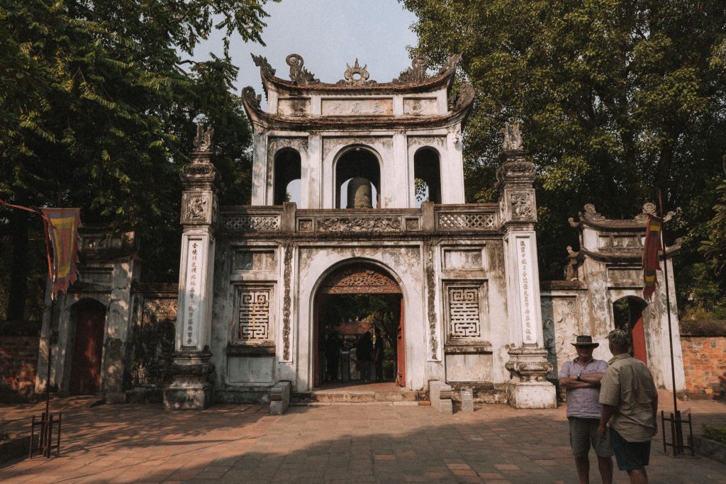 entree du temple de la litterature a visiter a hanoi vietnam